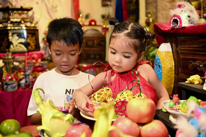 Không gian Trung thu cũng gợi lại ký ức tuổi thơ của nhiều phụ huynh, đồng thời trở thành dịp để họ kể cho con nghe về những món đồ chơi, thức bánh từng quen thuộc với thế hệ trước. Chị Lê Thủy (phường Đông Hưng Thuận) đưa con gái Phương Thảo, 3 tuổi, đến đây vì muốn con có một trải nghiệm về Trung thu khác với những hoạt động hiện đại thường thấy. Chị cũng tìm lại trong không gian này những ký ức về mùa trăng của thế hệ mình.