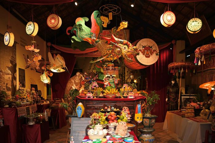 Bên trong Đình Sơn Trà (đường Nguyễn Phi Khanh, phường Tân Định, TP.HCM) dựng từ những năm 1860 bởi cộng đồng dân cư gốc Quảng Nam, Đà Nẵng, không gian văn hóa chủ đề Trung thu được xây dựng công phu. Trong đó, điểm nhấn là cụm lồng đèn khổng lồ lấy cảm hứng từ truyện dân gian Cóc kiện trời, thu hút sự chú ý của đông đảo người dân, gia đình có con nhỏ.