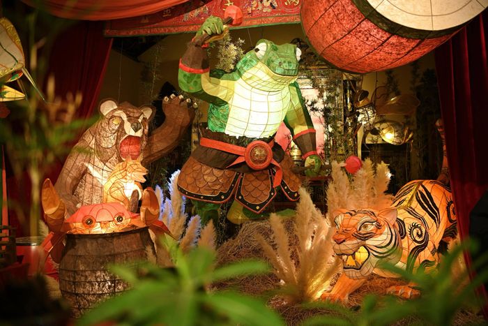 "Trung thu năm nào cũng có, nhưng điều khó là mỗi năm phải tìm được một câu chuyện khác để kể. Chúng tôi thường bắt đầu từ những tư liệu cũ, xem cách người xưa làm đồ chơi, dùng vật liệu gì, tạo hình ra sao, rồi mới nghĩ đến cách đưa vào đời sống hôm nay”, Kim Thủy cho hay.