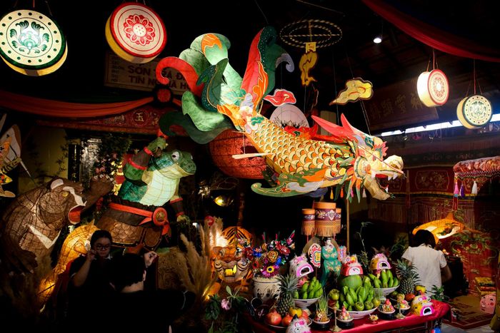 Chương trình diễn ra từ 14h đến 20h30 mỗi ngày, từ ngày 20/8 đến 11/10, vé người lớn 139.000 đồng/người, trẻ em 75.000 đồng cho bé 2-10 tuổi và 40.000 đồng/bé 0-2 tuổi. Nhiều thực khách cho rằng mức giá này hoàn toàn xứng đáng với lượng trải nghiệm văn hóa, từ xem lồng đèn thủ công, nghe chuyện dân gian đến thưởng bánh và uống trà trong không gian đình cổ, đặc biệt là cảm giác tìm lại ký ức ngày xưa. Ảnh: Đăng Khôi.
