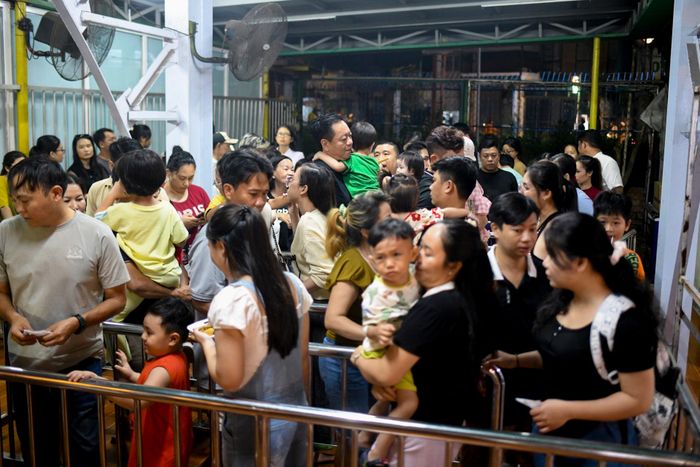 Theo ghi nhận của Tri Thức - Znews, từ khi áp dụng chính sách miễn vé vào cổng, lượng khách đến tăng nhanh, đặc biệt vào cuối tuần. Hoàng Triệu, nhân viên bộ phận kỹ thuật điện, cho biết những ngày qua, toàn đội ngũ gần như hoạt động hết công suất để đảm bảo các trò chơi vận hành trơn tru, mang đến trải nghiệm an toàn cho khách.