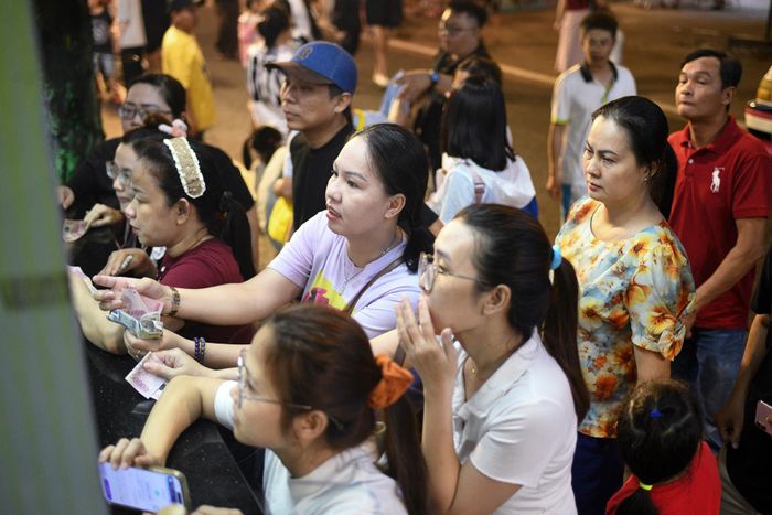 Chỉ miễn phí vé vào cổng nên nếu muốn tham gia các hoạt động, người dân phải mua vé riêng. Mức giá dao động 30.000-70.000 đồng/lượt. Thời gian trải nghiệm mỗi lượt kéo dài khoảng 5-15 phút, tùy hoạt động.