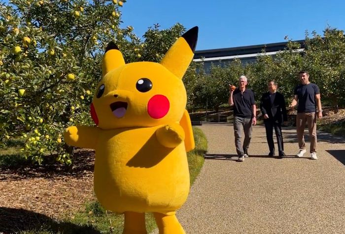 Pikachu tham quan trụ sở Apple cùng Tim Cook, Tsunekazu Ishihara và John Ternus. Ảnh: @tim_cook/X.