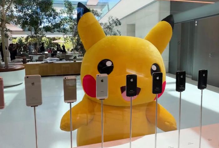 Pikachu tham quan nhiều nơi tại trụ sở Apple, gồm khu trưng bày các mẫu iPhone. Ảnh: @tim_cook/X.