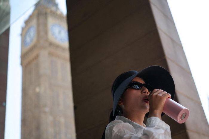  Nắng nóng tại thủ đô London, Anh, ngày 13/8. Ảnh: Reuters. 