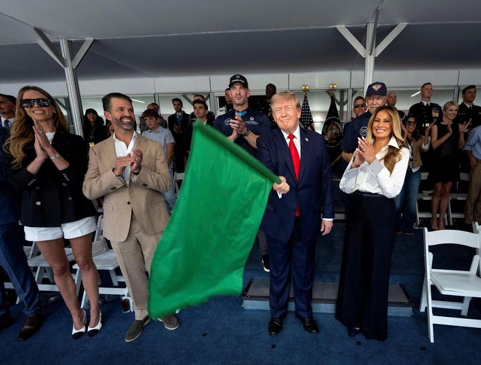 Tổng thống Mỹ Donald Trump phất cờ xanh ra hiệu bắt đầu cuộc đua Freedom 250 Grand Prix tại thủ đô Washington D.C. (Mỹ) ngày 24/6. Ảnh: Reuters.