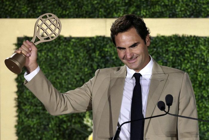 Cựu tay vợt Roger Federer vẫy chào khán giả trên sân khấu sau khi được giới thiệu vào Đại sảnh Danh vọng Quần vợt Quốc tế tại Newport, Rhode Island (Mỹ) ngày 29/8. Ảnh: Reuters.
