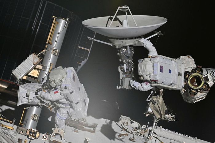 Các phi hành gia Sophie Adenot của Cơ quan Vũ trụ châu Âu (ESA) và Anil Menon của Cơ quan Hàng không và Vũ trụ Mỹ (NASA) phối hợp thực hiện nhiệm vụ trong chuyến đi bộ ngoài không gian bên ngoài Trạm Vũ trụ Quốc tế (ISS). Ảnh: Shutterstock.