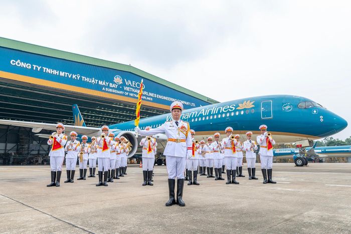  Để chuẩn bị tốt nhất cho chương trình, các cán bộ và chiến sĩ của Đoàn Nghi lễ Quân đội từ nhiều ngày qua phải liên tục và tổng duyệt để làm quen với điều kiện biểu diễn đặc thù và tích lũy thêm kinh nghiệm, bảo đảm chương trình đạt chất lượng và hiệu quả cao nhất. 