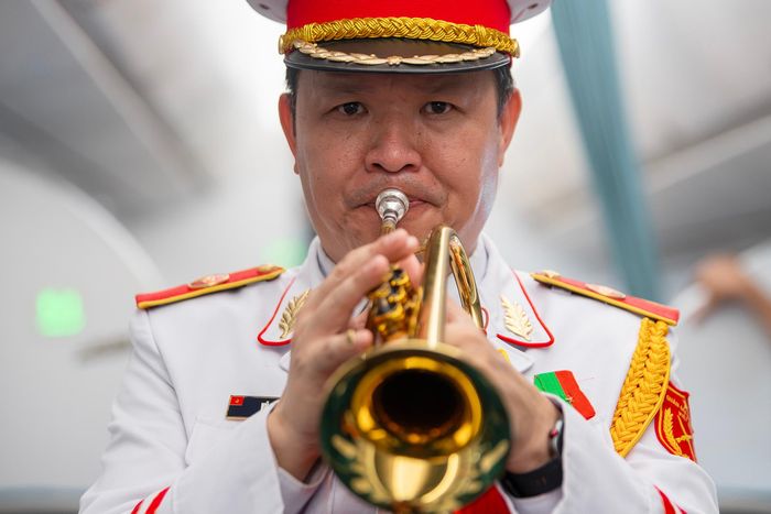  Biểu diễn âm nhạc trên chuyến bay trước sự có mặt của đông đảo hành khách là niềm vinh dự và tự hào lớn. Các cán bộ, chiến sĩ của Đoàn Nghi lễ Quân đội đều bày tỏ mong muốn góp thêm một việc làm thiết thực, lan tỏa tinh thần bất diệt của ngày Quốc khánh 2/9. 