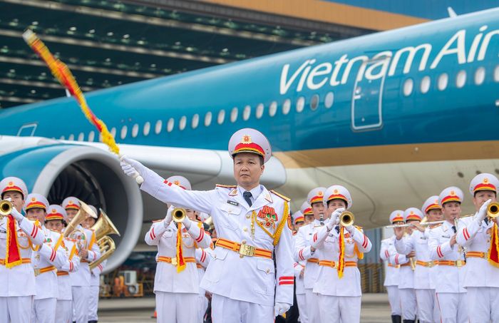  Với công tác chuẩn bị chu đáo, tôi tin rằng Đoàn Nghi lễ Quân đội sẽ hoàn thành xuất sắc nhiệm vụ có ý nghĩa to lớn, lan tỏa tình yêu quê hương, đất nước và khơi dậy niềm tự hào dân tộc, gắn liền với chủ đề của chương trình là "Âm hưởng tự hào - chắp cánh Việt Nam", Đại tá Đào Quang Tiến nhấn mạnh. 