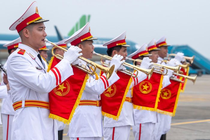  Điểm nhấn của chương trình là khoảnh khắc 18 cán bộ, chiến sĩ của Đoàn Nghi lễ Quân đội sẽ biểu diễn loạt bản nhạc ca ngợi quê hương, đất nước và Quân đội trên chuyến bay khi ở độ cao 10.000 m. Đây là lần đầu tiên Đoàn Nghi lễ Quân đội thực hiện nhiệm vụ trên một không gian đặc biệt như vậy. 