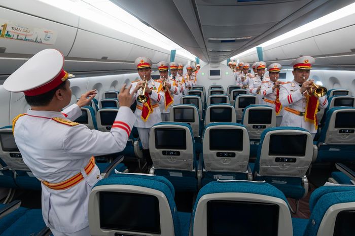  Để có thể biểu diễn tốt nhất các bản nhạc, đội hình quân nhạc được tính toán sắp xếp một cách tỉ mỉ để phù hợp với không gian trong khoang máy bay, đồng thời tạo điều kiện tốt nhất để đội quân nhạc chuyển tải trọn vẹn tác phẩm đến với hành khách trên chuyến bay. 