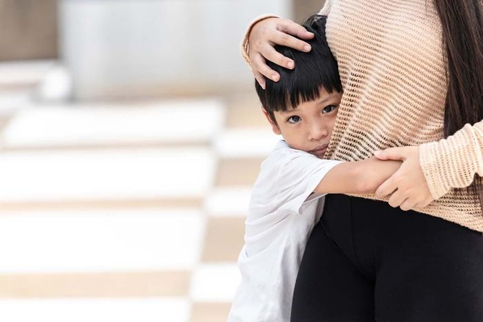 Nhiều đứa trẻ hiểu chuyện, không muốn tâm sự với cha mẹ vì sợ họ lo lắng. Ảnh minh họa: M&C.