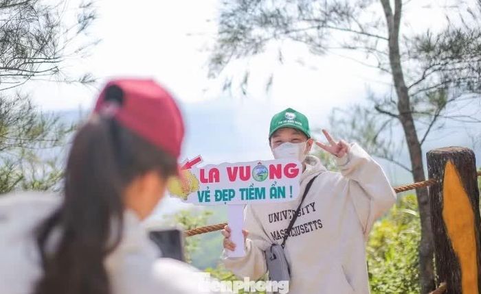  Những năm qua, cao nguyên La Vuông dần trở thành điểm đến thu hút người dân và du khách. Ảnh: Trương Định. 