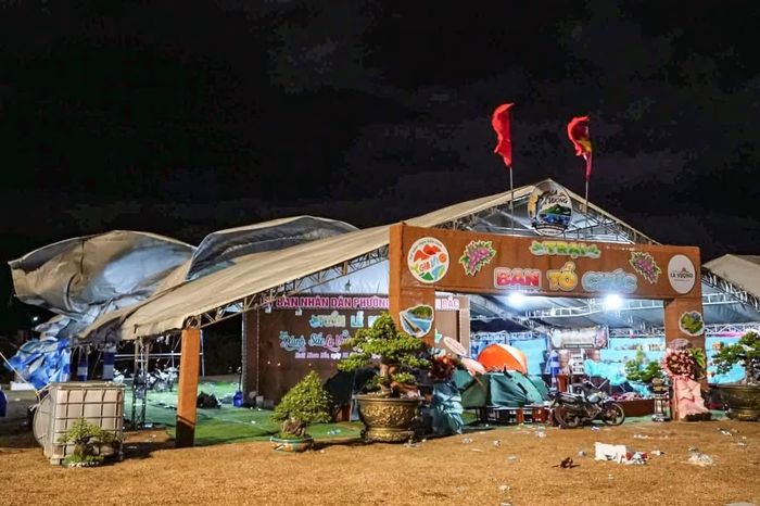Gió lớn quật tơi tả các hạng mục phục vụ sự kiện. Ảnh: Thông tin phường Hoài Nhơn Bắc.