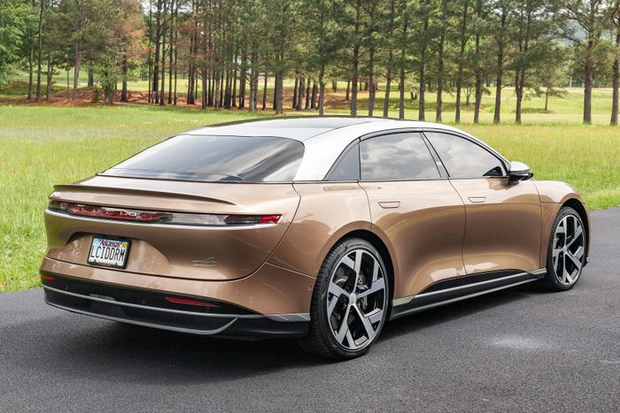  Lucid Air là dòng xe chủ lực của hãng, cạnh tranh trong phân khúc sedan thuần điện hạng sang với các đối thủ như Tesla Model S và Porsche Taycan. Tại Mỹ, mẫu EV này được phân phối với 4 phiên bản với giá từ 70.900 USD. 