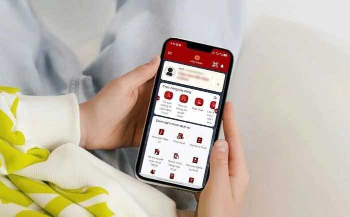 Người dân cần kiểm tra thuế TNCN phải nộp trên eTax Mobile để tránh bị phạt. Ảnh: Tiểu Minh.