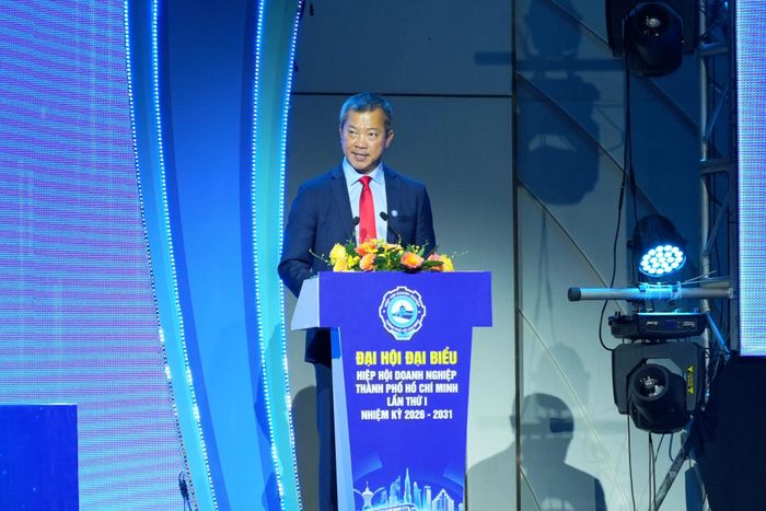 Ông Mai Hữu Tín, Chủ tịch Liên đoàn Doanh nghiệp TP.HCM (HUBA) phát biểu tại Đại hội đại biểu Hiệp hội Doanh nghiệp TP.HCM lần thứ I. Ảnh: BTC.