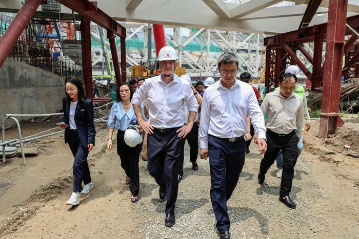 Trong bối cảnh chịu sức ép trước cuộc bầu cử FIFA năm 2027, việc Infantino tăng cường quan hệ với các liên đoàn ngoài châu Âu cũng mang ý nghĩa chính trị đáng kể.