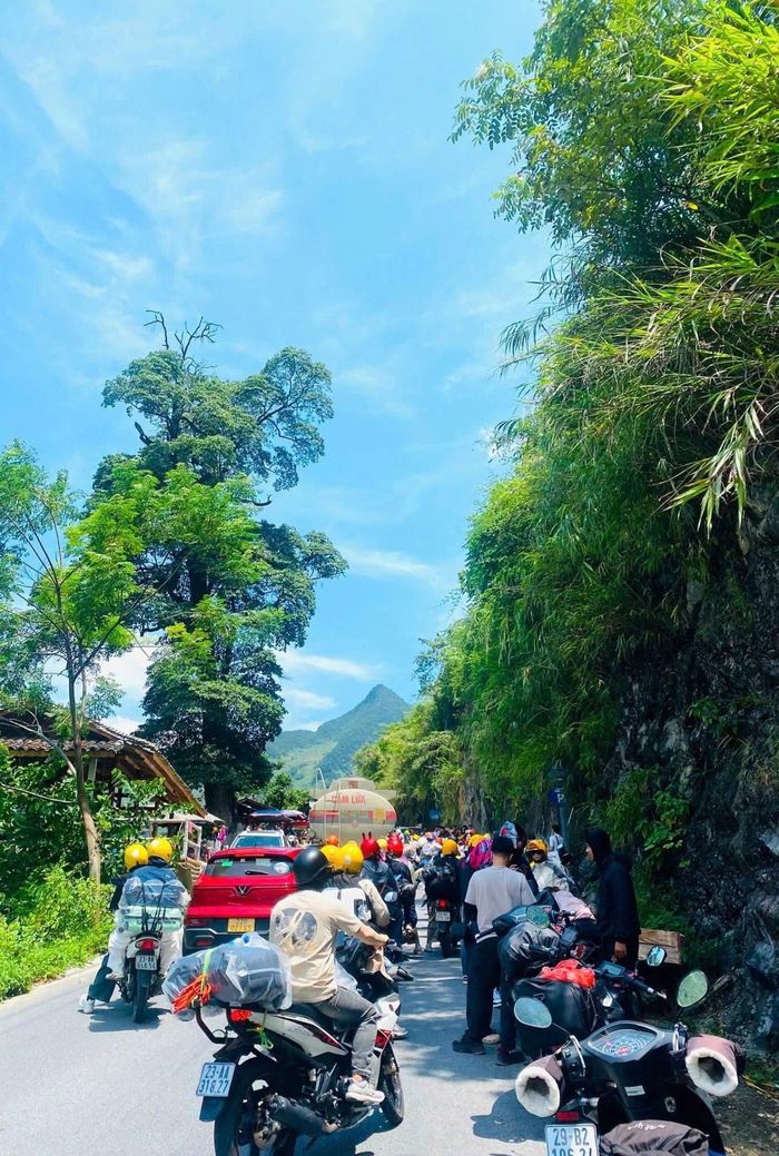 Tình trạng ùn tắc tại một số điểm ở Hà Giang, ngày 30/8. Ảnh: Nguyễn Thuật.