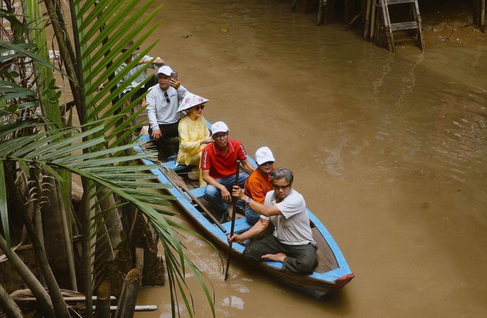  Khách ngồi xuồng ba lá đi trên rạch Bà Ngoạn, ảnh chụp lúc 12h, ngày 30/8. Ảnh: Trúc Hồ.