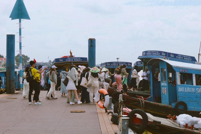  Lượng khách lần lượt xuống tàu du lịch di chuyển sang cồn lúc 9h, ngày 30/8. Ảnh: Trúc Hồ. 