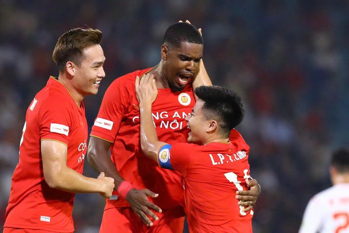 CLB Công an Hà Nội giành Siêu Cúp Quốc gia sau khi đánh bại CLB Công an TP.HCM với chiến thắng đậm 5-0. Ảnh: Minh Chiến.