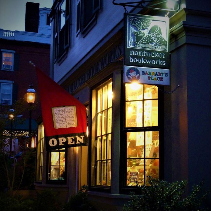 Phóng viên Jessica Sulima của tờ Condé Nast Traveler tới Nantucket thực hiện phóng sự trải nghiệm "readaway", ở tại căn hộ Literary Oasis ngay phía trên hiệu sách Nantucket Bookworks, dành kỳ nghỉ chủ yếu để đọc. Ảnh: Condé Nast Traveler.
