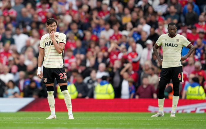 Ipswich vỡ trận trong hiệp hai.