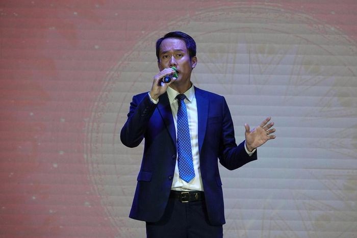 Ca sĩ Huân Vinh hát ca khúc "Nguồn sáng dẫn đường". Ảnh: Linh Đoan
