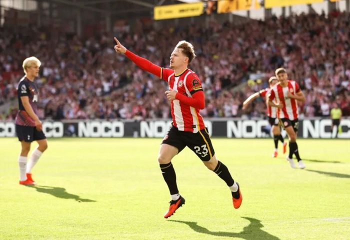 Brentford bất ngờ đè bẹp Tottenham 3 bàn không gỡ