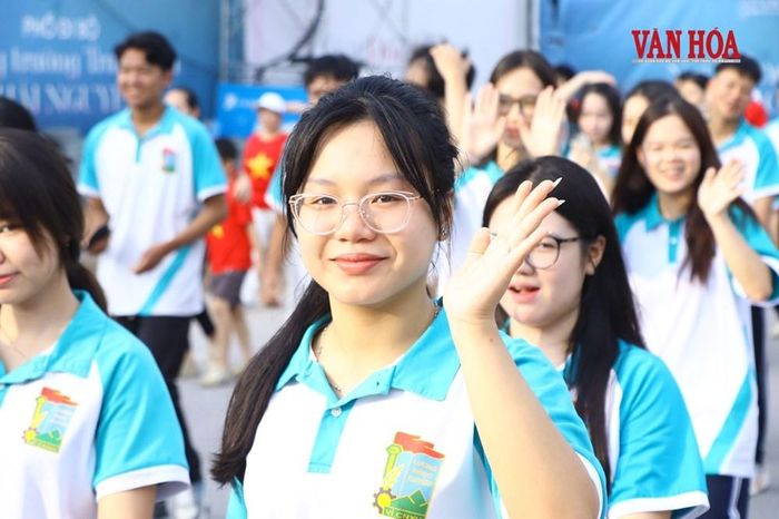 Những bộ trang phục nhiều màu sắc với nhiều lứa tuổi khác nhau tạo nên bức tranh sinh động, hài hòa