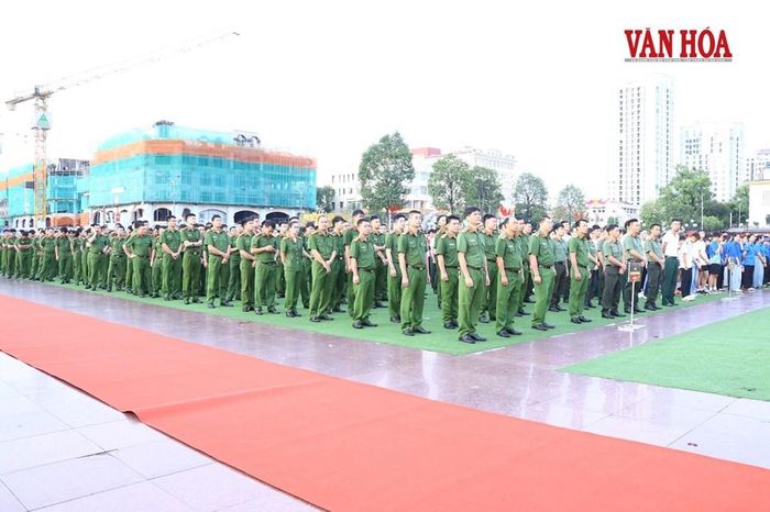 Đông đảo người dân và chiến sĩ công an tham dự