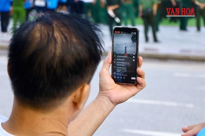 Chương trình thu hút nhiều người dân đến xem, quay phim, livestream