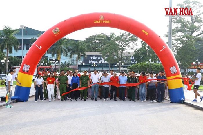 Hàng nghìn người bắt đầu di chuyển ở vạch xuất phát sau khi có tín hiệu
