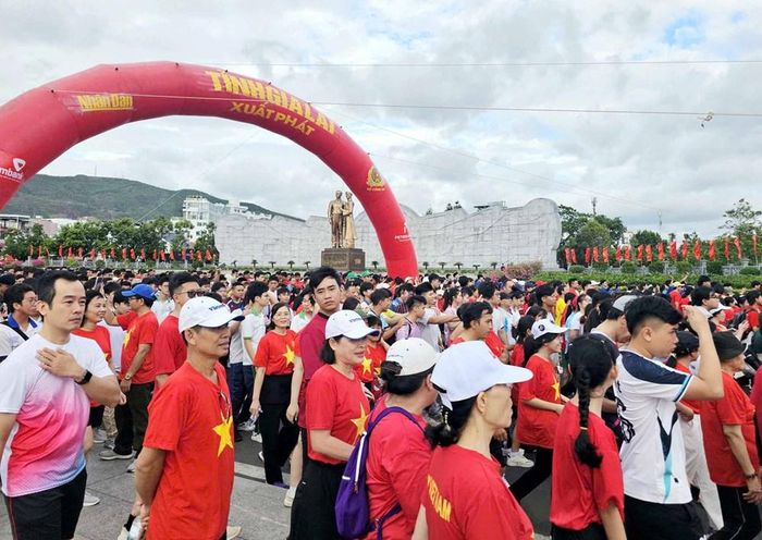 Tại Quảng trường Nguyễn Tất Thành, phường Quy Nhơn (điểm cầu tỉnh Gia Lai) đã diễn ra hoạt động hưởng ứng đi bộ “Cùng Việt Nam tiến bước”