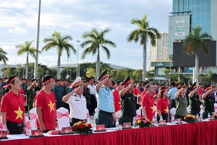 Đại biểu thực hiện nghi lễ chào cờ