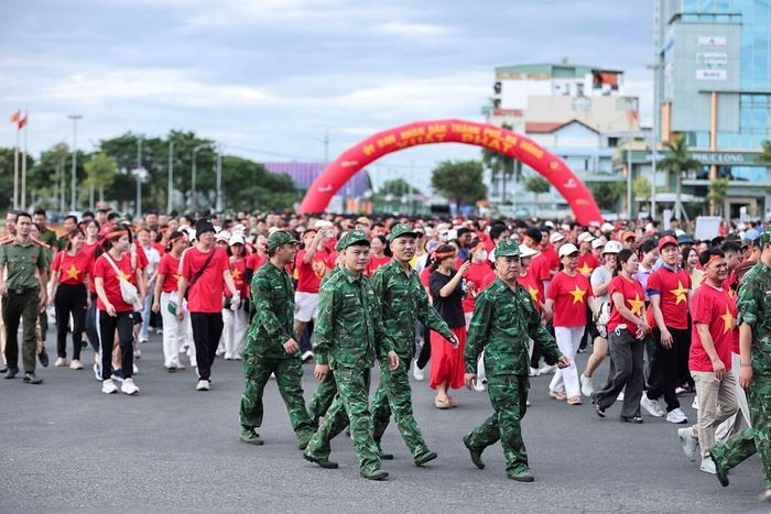 Các đại biểu tổ chức đi bộ một vòng quanh Quảng trường 29 Tháng 3, với cự ly khoảng 1 km