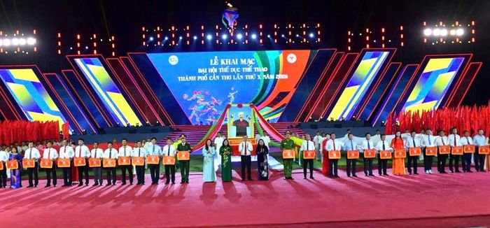 Ban Tổ chức tặng cờ thi đua cho các đoàn tham gia Đại hội