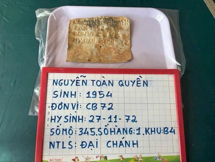 Lực lượng chức năng phát hiện một di vật khắc rõ họ tên, năm sinh, đơn vị và ngày hy sinh của liệt sĩ