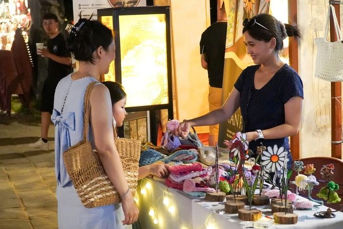 Có những gian hàng với những sản phẩm thủ công nho nhỏ, vừa mang dấu ấn địa phương, vừa phù hợp với thị hiếu đương đại