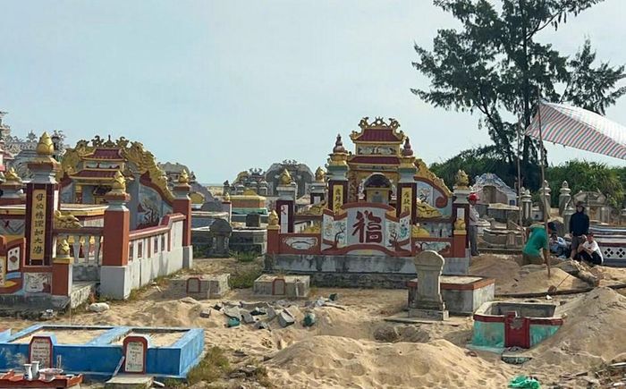 Người dân phường Thuận An đang tiến hành di dời mồ mả để thực hiện dự án. Ảnh: Q.Nhật