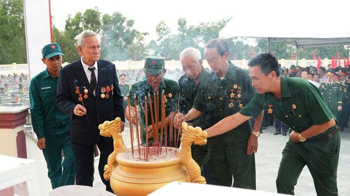 Những nén hương thành kính được dâng lên, thể hiện đạo lý “Uống nước nhớ nguồn”