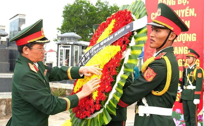 Dâng hoa, dâng hương tưởng niệm 5 liệt sĩ tại Nghĩa trang Liệt sĩ thôn An Hội Bắc 1
