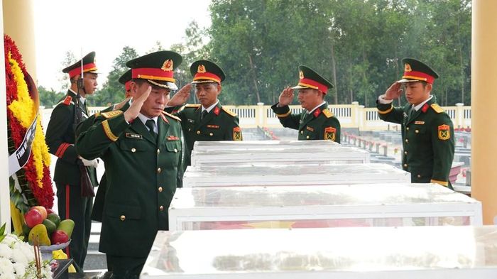 Cán bộ, chiến sĩ thành kính tiễn đưa các liệt sĩ về với đất mẹ