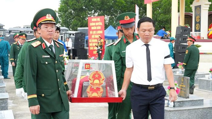 Hài cốt liệt sĩ được di chuyển về khu vực an táng