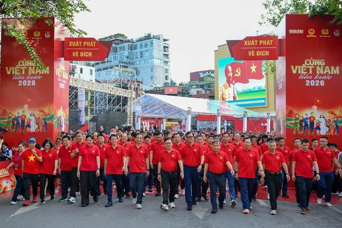 Các đại biểu tham gia đi bộ tại khu vực Hồ Hoàn Kiếm