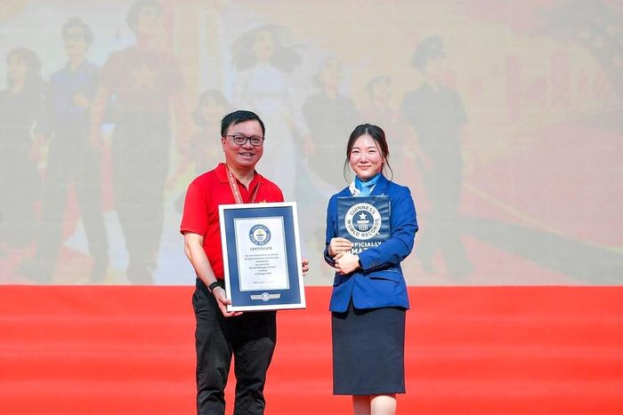 Ông Lê Quốc Minh, Ủy viên Trung ương Đảng, Tổng Biên tập Báo Nhân Dân, Phó Trưởng ban Tuyên giáo Trung ương, Chủ tịch Hội Nhà báo Việt Nam thay mặt Ban tổ chức nhận chứng nhận Kỷ lục Guinness thế giới