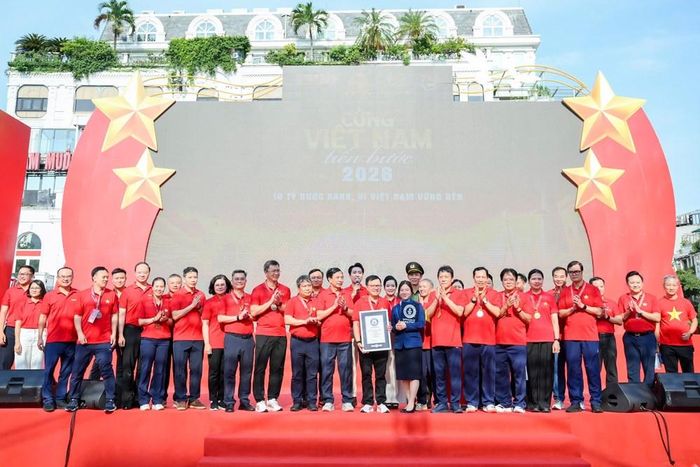 Đại diện Ban tổ chức nhận chứng nhận kỷ lục thế giới